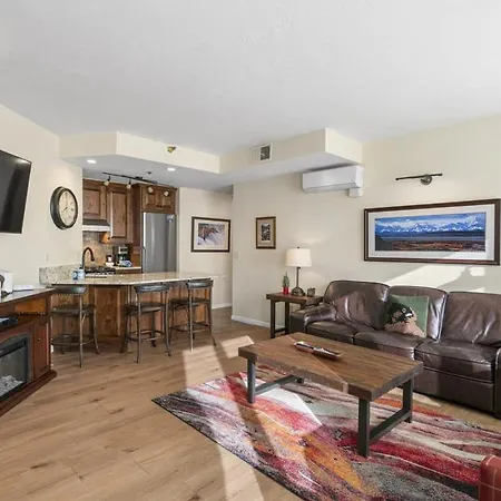 Cozy 1Bdr Condo Heart Of Town Walk Everywhere